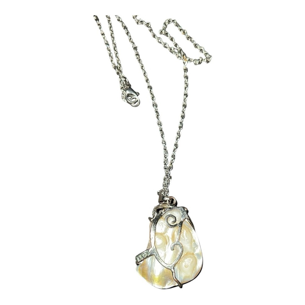 MOP pendant necklace - Gorgeous! 20” chain included - Picture 2 of 7